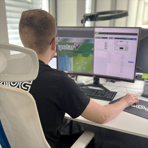 AOG - Absolute Objective Grading - Ein Mitarbeiter erfasst Daten der Karte